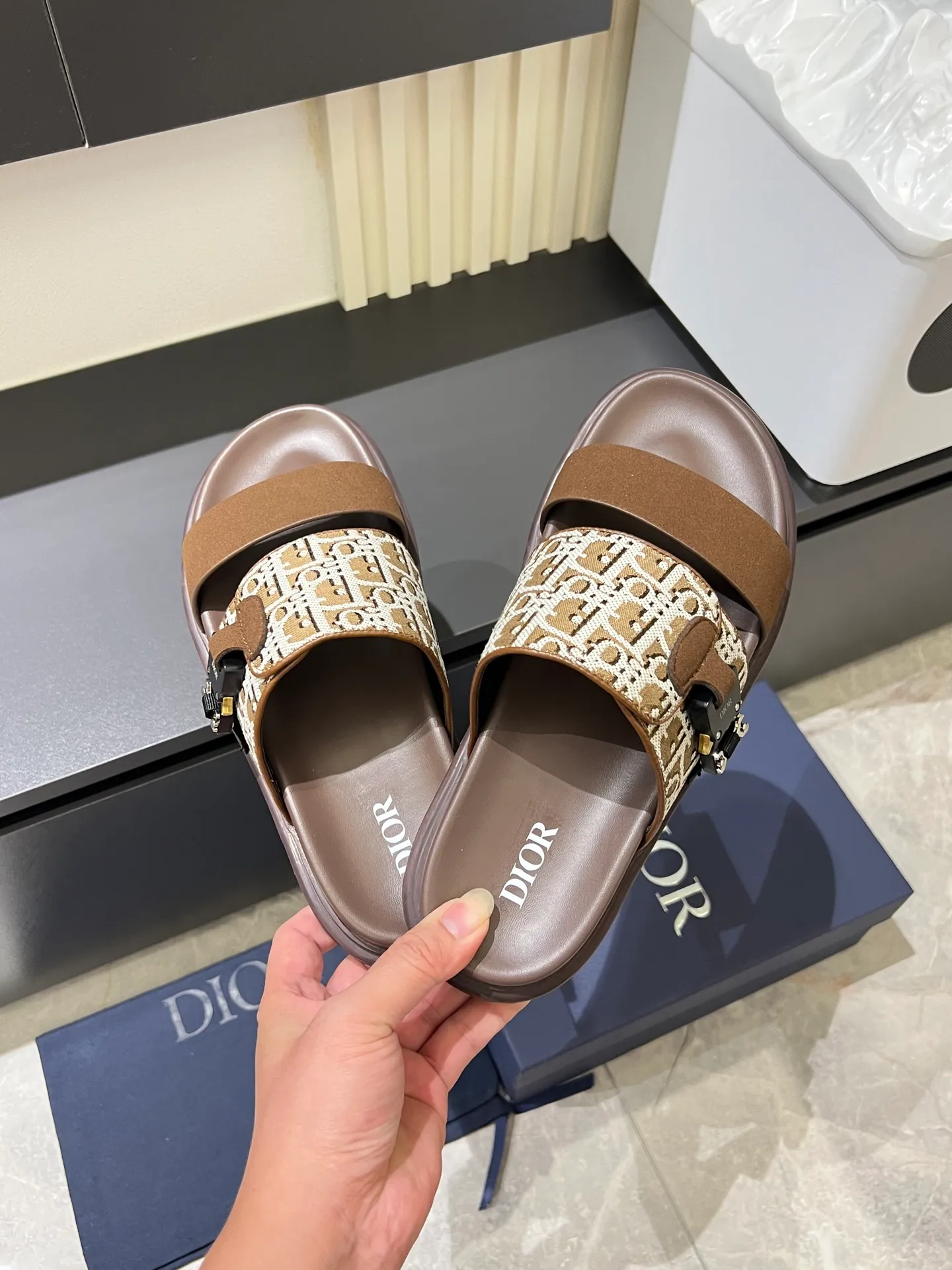 Men's Men's Shoes 💰p320 Dio* Men's Sandals Slippers. Showcasing Dior haute couture design. The Dior gray suede strap is accented with an aluminum Dior buckle for added style. Paired with a comfortable tonal notch sole, they pair easily with shorts or jeans for a sophisticated look. Main body: suede cow leather, technical fabric lining: cow leather, with adjustable straps, aluminum Dior buckle, Dior gray EVA insole, tonal notched rubber outsole splicing structure, size: 38-44 (customized at 45.46)